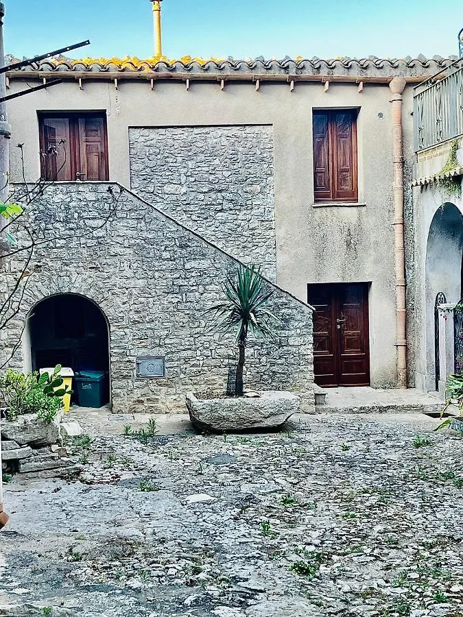 Appartamento Cortile Padre Vincenzo Erice